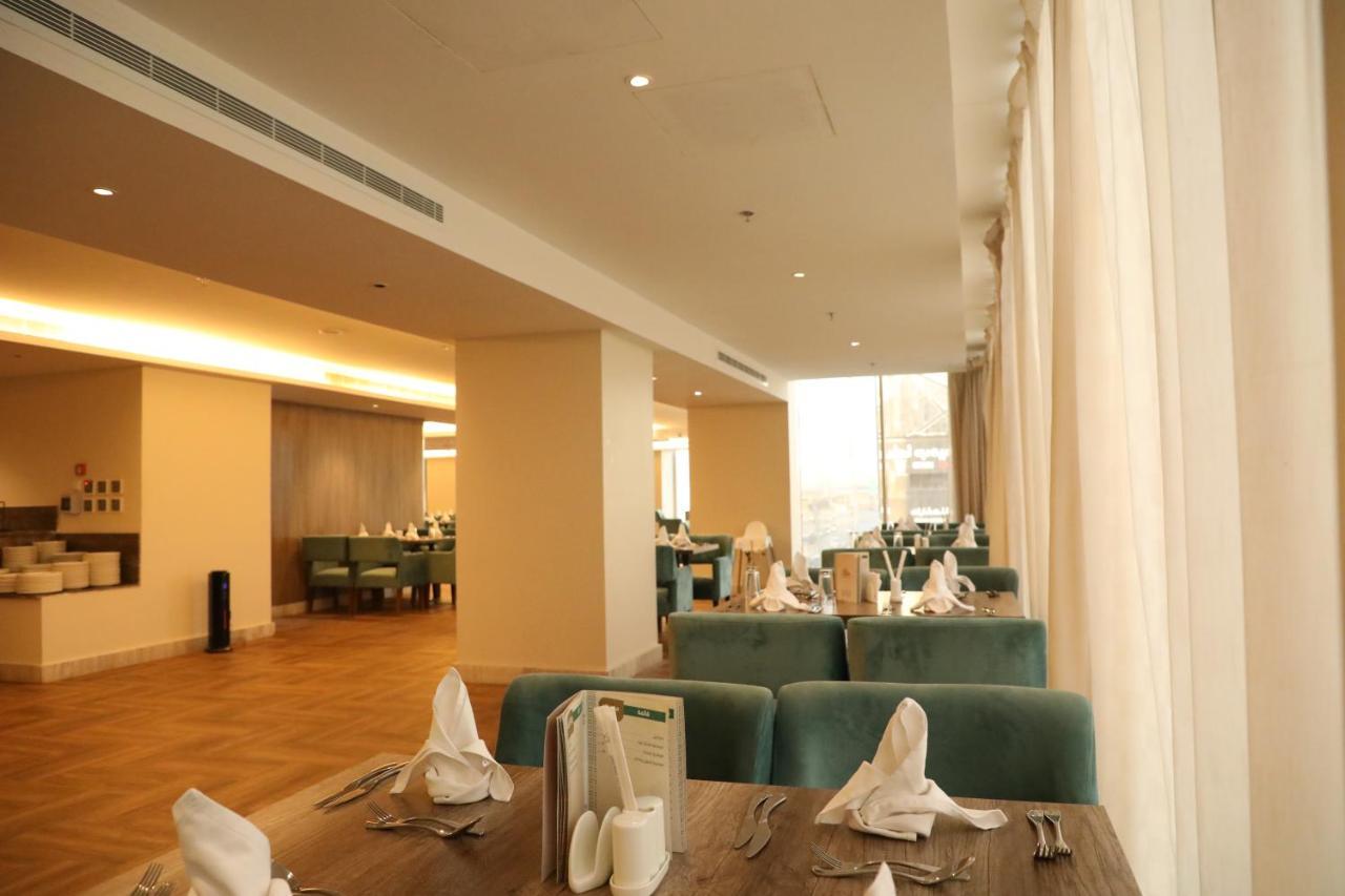 Hdb Financial District 4*