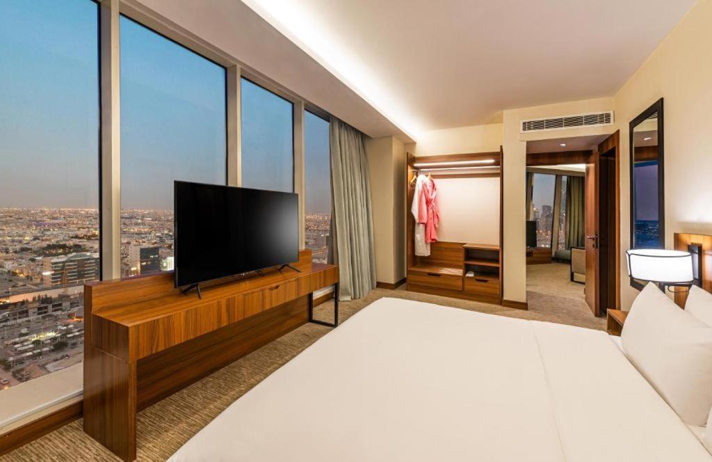 Hdb Financial District 4*
